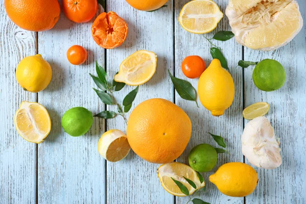 木製のテーブルにさまざまな柑橘系の果物 — ストック写真