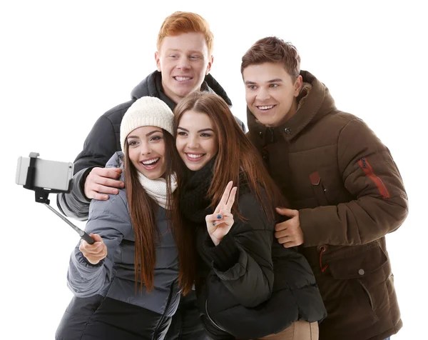 Amici Adolescenti Abbigliamento Invernale Che Fanno Foto Soli Con Cellulare — Foto Stock