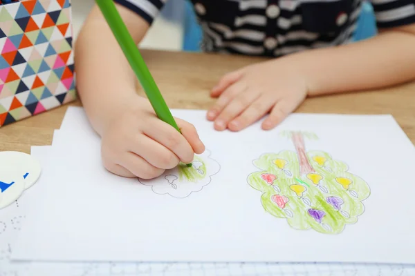 Niña aprendiendo a dibujar — Foto de Stock