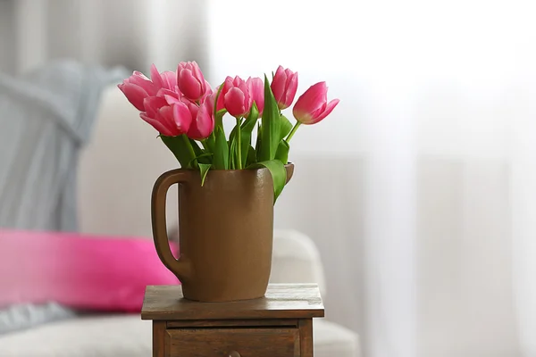 Tulipanes rosados en un jarrón —  Fotos de Stock