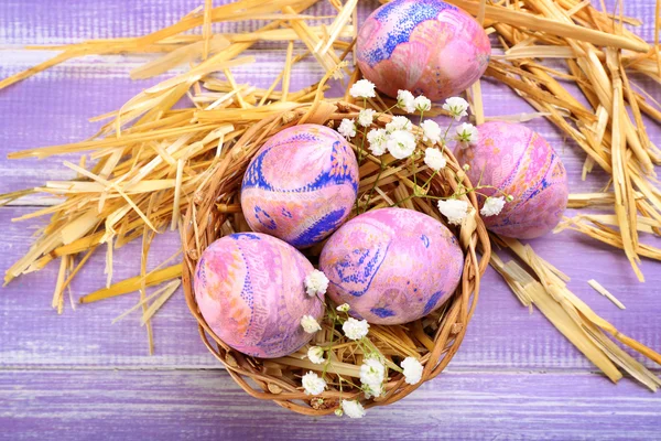 Œufs de Pâques dans le panier en osier — Photo