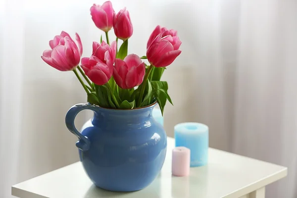 Tulipanes rosados en un jarrón — Foto de Stock