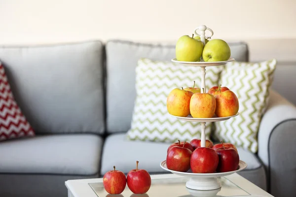 Спелые яблоки на столе в комнате — стоковое фото