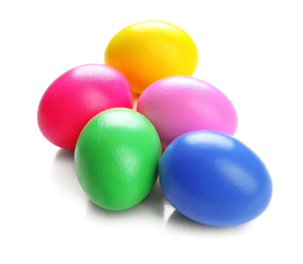 Цветные пасхальные яйца, изолированные на белом — стоковое фото