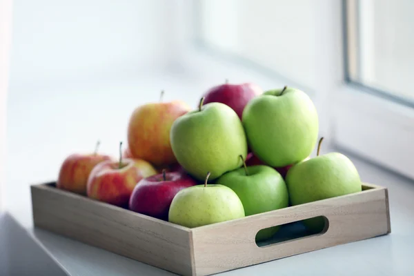 Reife Äpfel auf der Fensterbank — Stockfoto