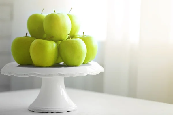 Manzanas verdes maduras en un stand en la cocina — Foto de Stock