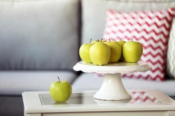部屋のテーブルに熟した青リンゴ — ストック写真