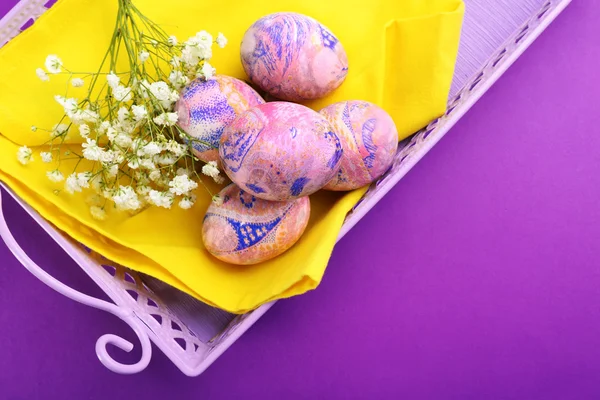 Húsvéti tojás egy tálcán, közelről — Stock Fotó