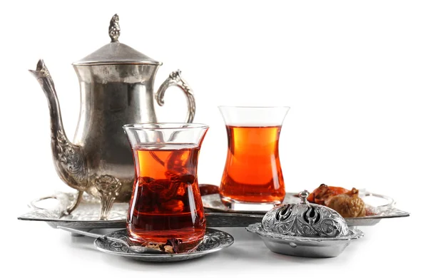Черный чай с серебряной посудой и восточными сладостями, изолированный на белом — стоковое фото