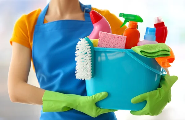 Young woman holds plastic basin — Stock Photo, Image