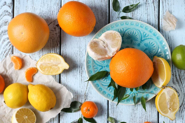 Citrus fruits on plate, closeup — Stock Photo, Image