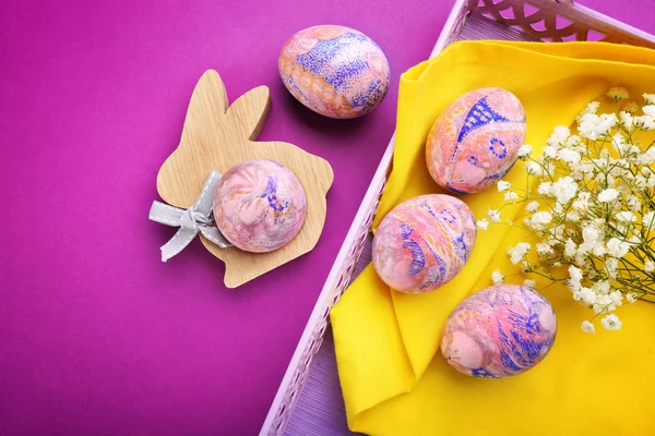 Húsvéti tojás egy tálcán, felülnézet — Stock Fotó