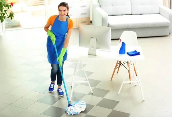 Vrouw schoonmaken vloer — Stockfoto