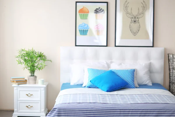 Slaapkamer interieur in lichte kleuren — Stockfoto