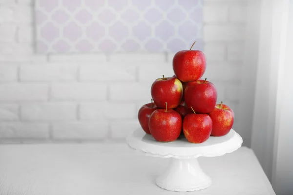 Dojrzałe czerwone jabłka na stoisku w kuchni — Zdjęcie stockowe