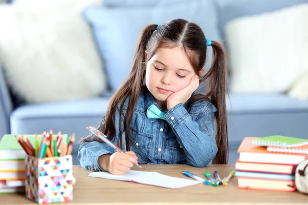 Schöne kleine Mädchen — Stockfoto