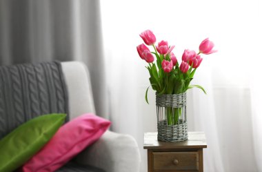 Vazodaki pembe laleler