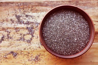 Chia tohum ahşap arka plan üzerinde kase