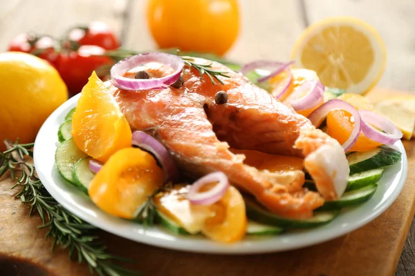 Pescado con verduras en plato — Foto de Stock