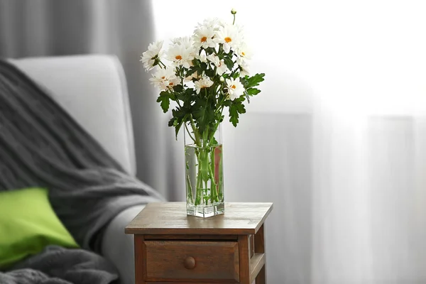 Bouquet de marguerites blanches en vase — Photo