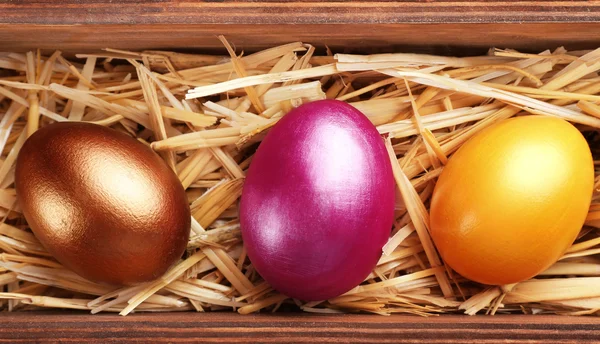 Uova di Pasqua su un fieno, vista dall'alto — Foto Stock