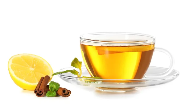 Kopp te med kanel isolerad på vit — Stockfoto
