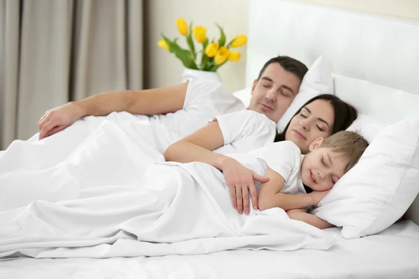 家庭的父亲 母亲和儿子睡在床上在家 — 图库照片