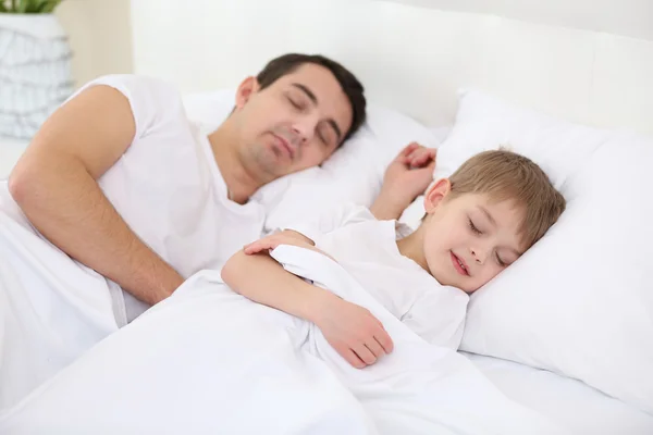 Baba ve oğul yatakta — Stok fotoğraf