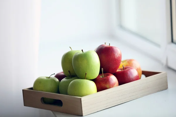 Reife Äpfel auf der Fensterbank — Stockfoto