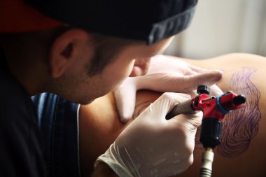 Dövmeci dövme yapar, yakın çekim