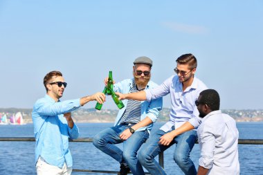 nehir üzerinde konuşan adam