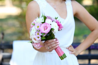 Düğün buketi elinde.