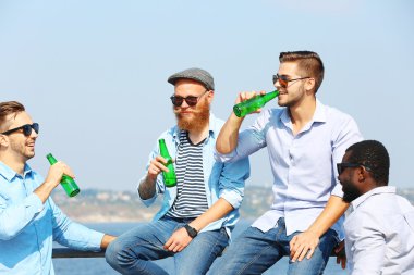 nehir üzerinde konuşan adam