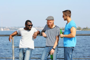 Riverside üzerinde konuşan adam