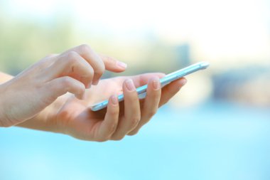 Bir cep telefonu tutan eller