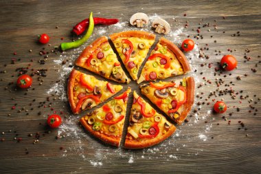 Güzel dilimlenmiş pizza 