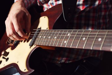 elektro gitar çalmaya adam  