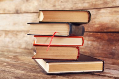 Kitap yığınını kapat