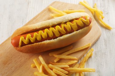 Sosisli patates kızartması ile 