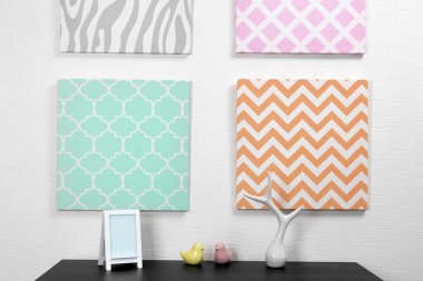 Fotoğraf çerçevesi ve süslemeleri masada