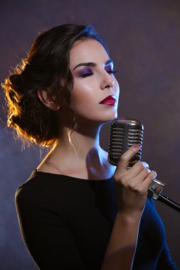 Genç şarkı söyleyen kadın 