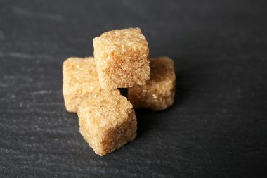 kahverengi şeker küpleri yığını 