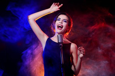 Şarkı genç güzel kadın   