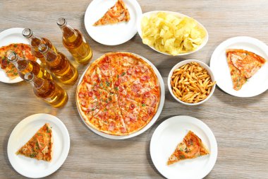 Evde pizza ile tablo 