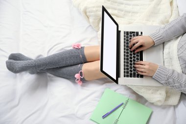 Dizüstü bilgisayar kullanan kadın 