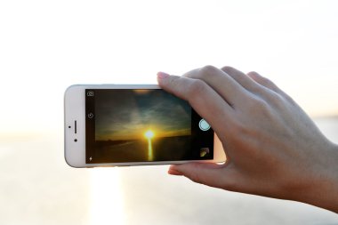 El ele tutuşan akıllı telefon 