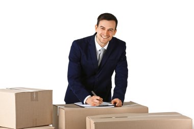 Karton kutular ile siyah elbiseli adam