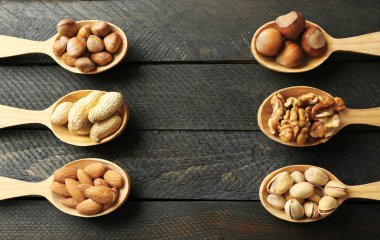 gri ahşap zemin üzerine fındık