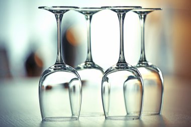 Bir tabloda boş kadehlerin