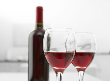 Bir kadeh kırmızı şarap. 